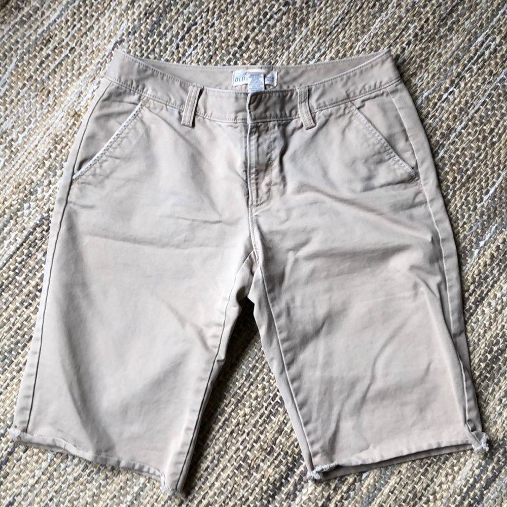 Old Navy women’s tan khaki Bermuda shorts